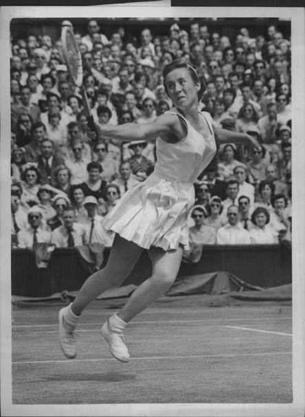 La finale di Wimbledon del 1953 la vede in gara contro la connazionale Doris Hart che sconfigge in due set con il risultato finale di 8-6, 7-5. Nel 1954 vittoria a Wimbledon per la terza volta consecutiva sconfiggendo in finale Louise Brough con il punteggio di 6-2, 7-5.